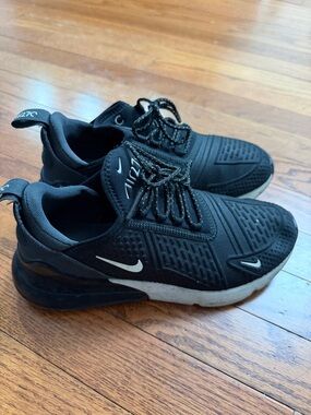 Nike women Black and White Air Max 270 Style Sneakers